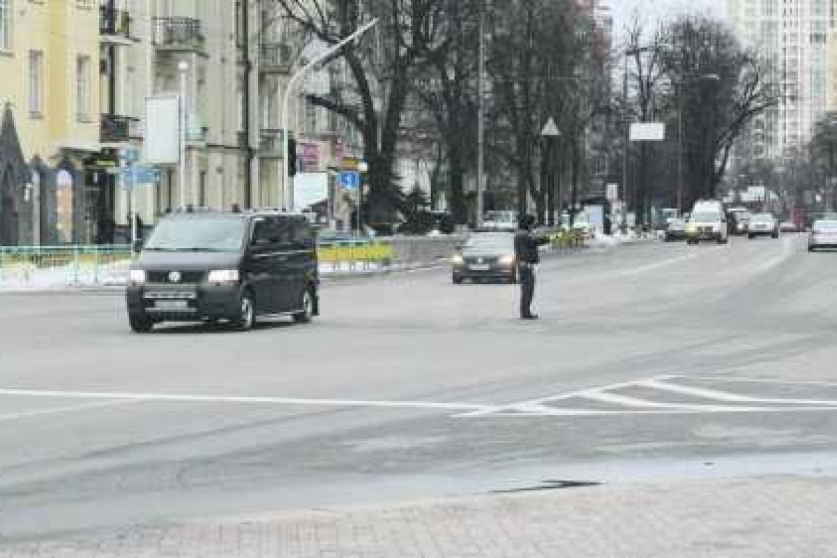 За автомобилем Порошенко ездит реанимобиль За автомобилем Порошенко ездит реанимобиль