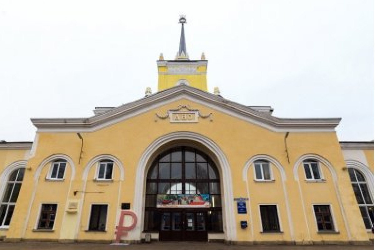 Памятник рублю установили на вокзале города Дно