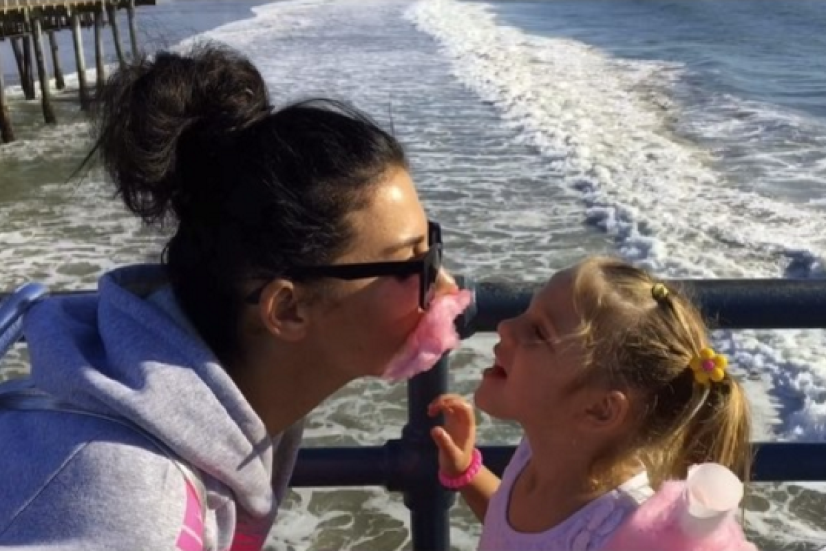 Анна Седокова намекнула на третью беременность