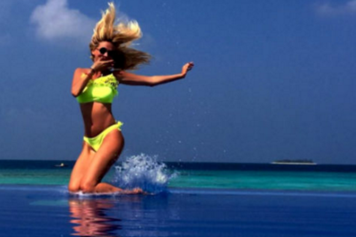 Виктория Лопырева окунулась в Индийский океан вместо проруби Виктория Лопырева окунулась в Индийский океан вместо проруби