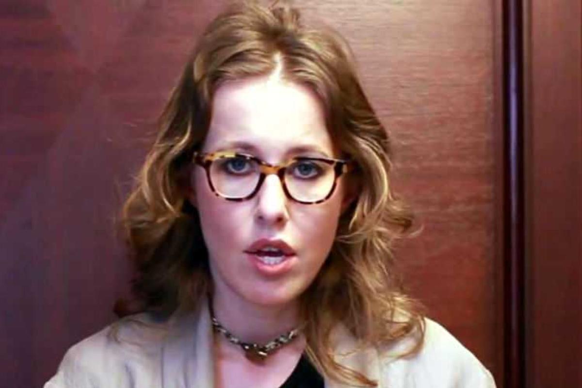 Ксения Собчак уединилась в аэропорту с огромным белым медведем