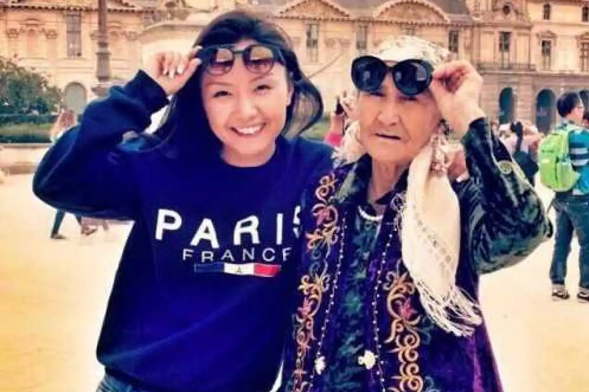 80-летняя бабушка стала звездой Facebook после того, как покаталась на всех аттракционах в Диснейленде