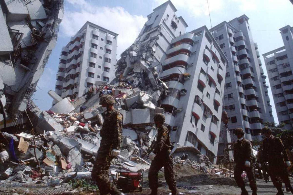 Жуткое землетрясение на Тайване: под завалами 17-этажного дома находятся 132 человека