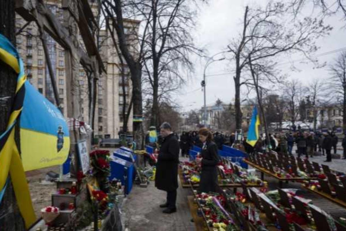 На Майдане комбат батальона ОУН призвал людей к штурму Администрации Президента На Майдане комбат батальона ОУН призвал людей к штурму Администрации Президента