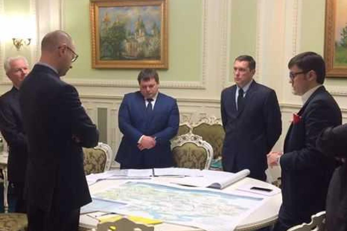 Яценюк обещает интересные новости о строительстве и ремонте дорог в Украине