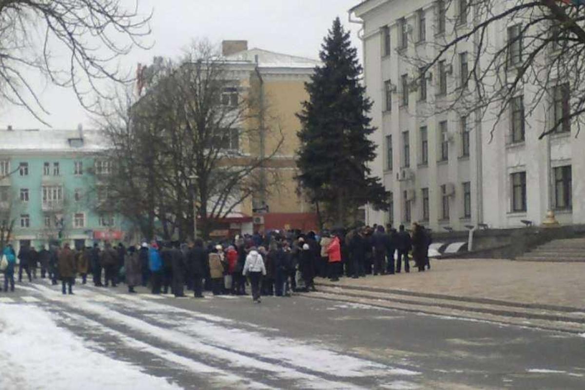 «Киевская хунта» устроила акции протеста в центре «ЛНР» «Киевская хунта» устроила акции протеста в центре «ЛНР»