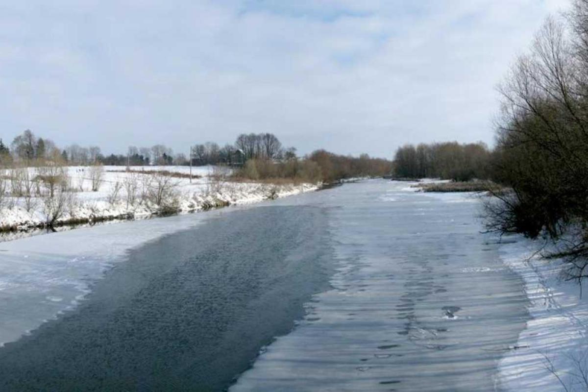 На Киевщине спасли провалившегося под лед подростка На Киевщине спасли провалившегося под лед подростка