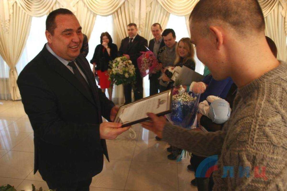 Плотницкий снова раздает «свидетельства» о рождении Плотницкий снова раздает «свидетельства» о рождении