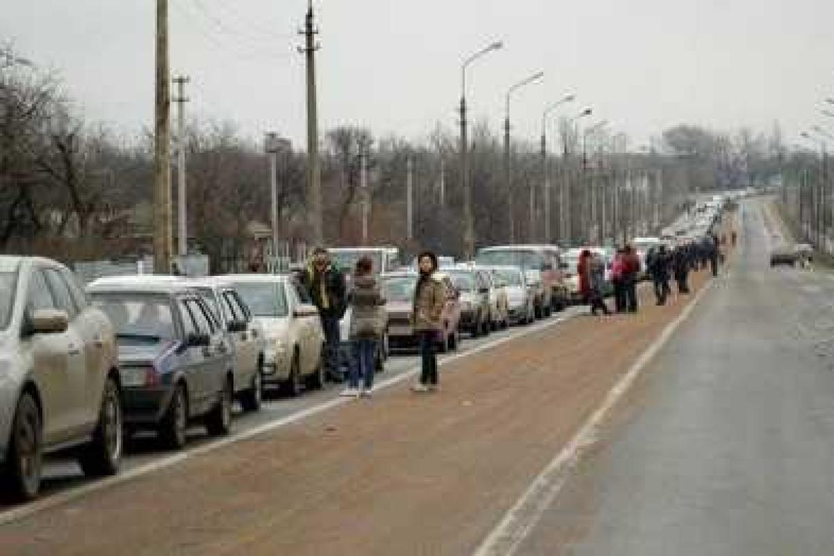 На трассе Донецк-Мариуполь в трехкилометровой автомобильной очереди ночевали люди На трассе Донецк-Мариуполь в трехкилометровой автомобильной очереди ночевали люди