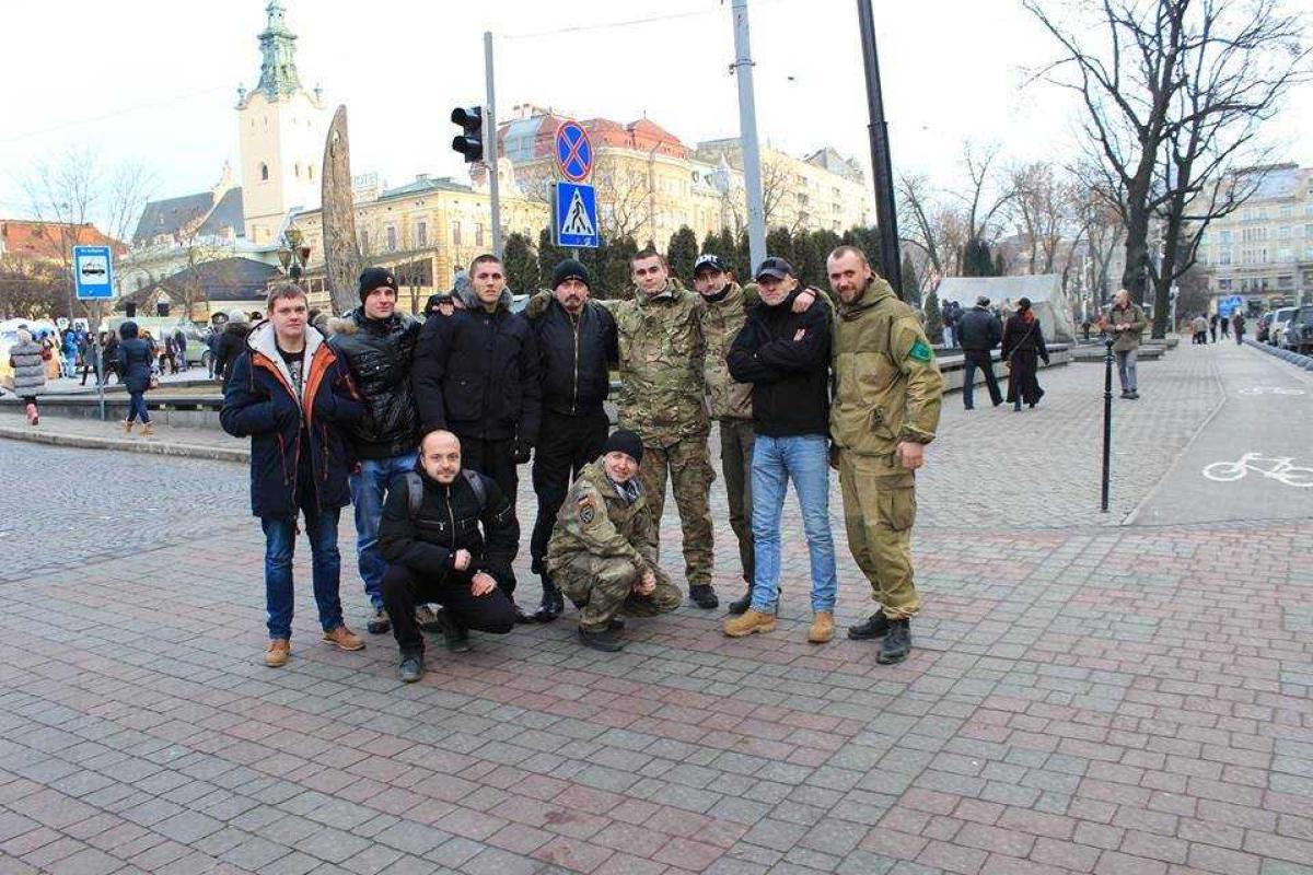 На Закарпатье микроавтобус с бойцами "Правого сектора" врезался в фуру На Закарпатье микроавтобус с бойцами "Правого сектора" врезался в фуру