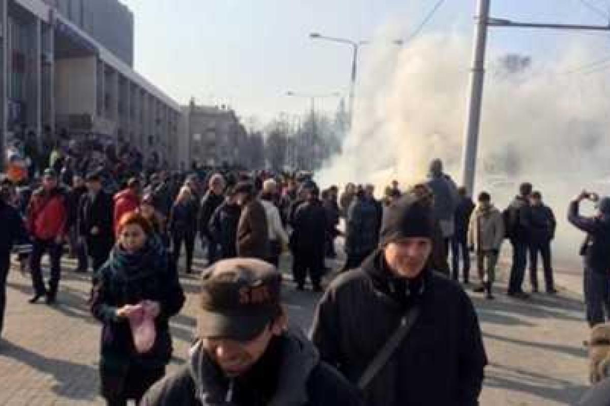В Запорожье поклонников Ленина закидали дымовыми шашками и яйцами В Запорожье поклонников Ленина закидали дымовыми шашками и яйцами