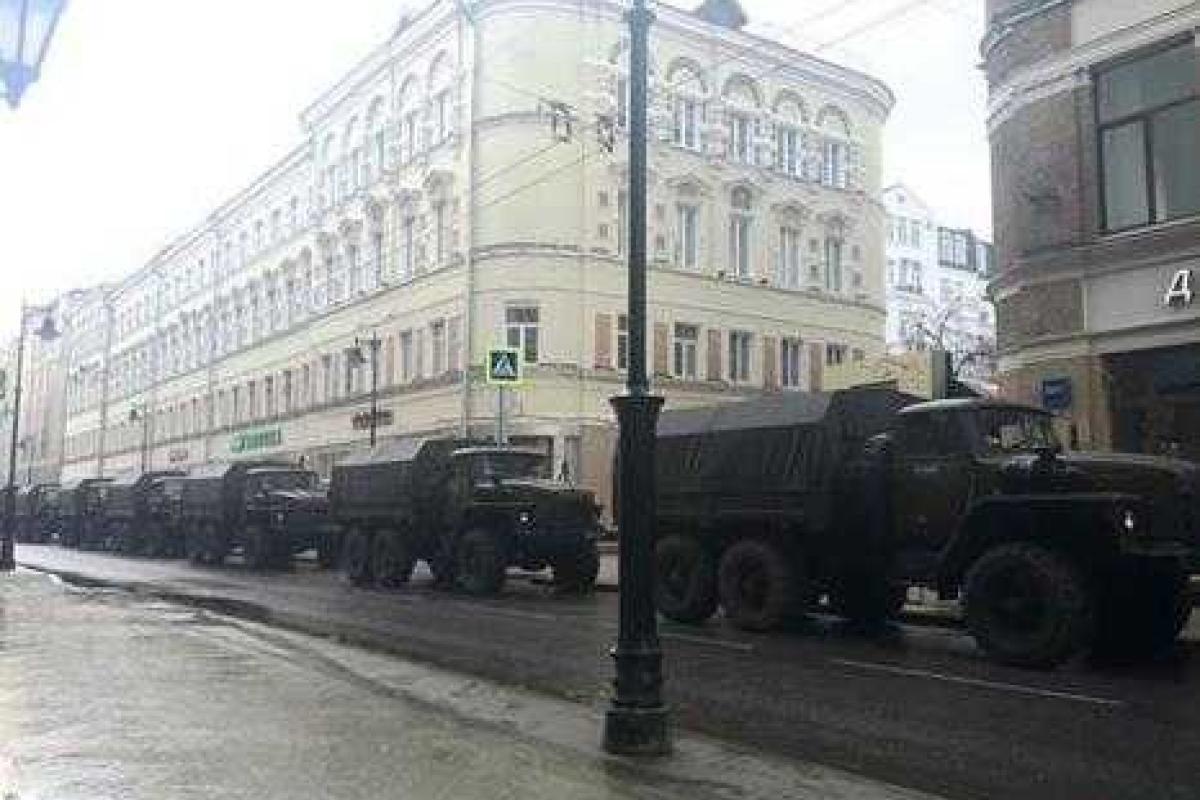 Власти Москвы готовятся к акциям памяти Немцова - по городу едут колонны тентованых военных грузовиков