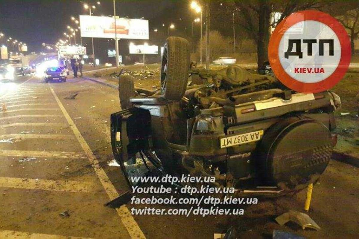 В Киеве 6 раз перевернулась Тойота с двумя детьми - очевидец В Киеве 6 раз перевернулась Тойота с двумя детьми - очевидец