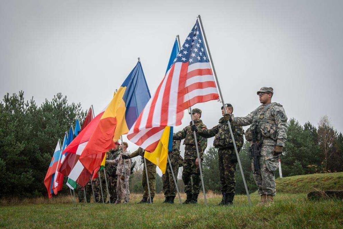 Политолог: Летом нас ожидает грандиозное военное событие