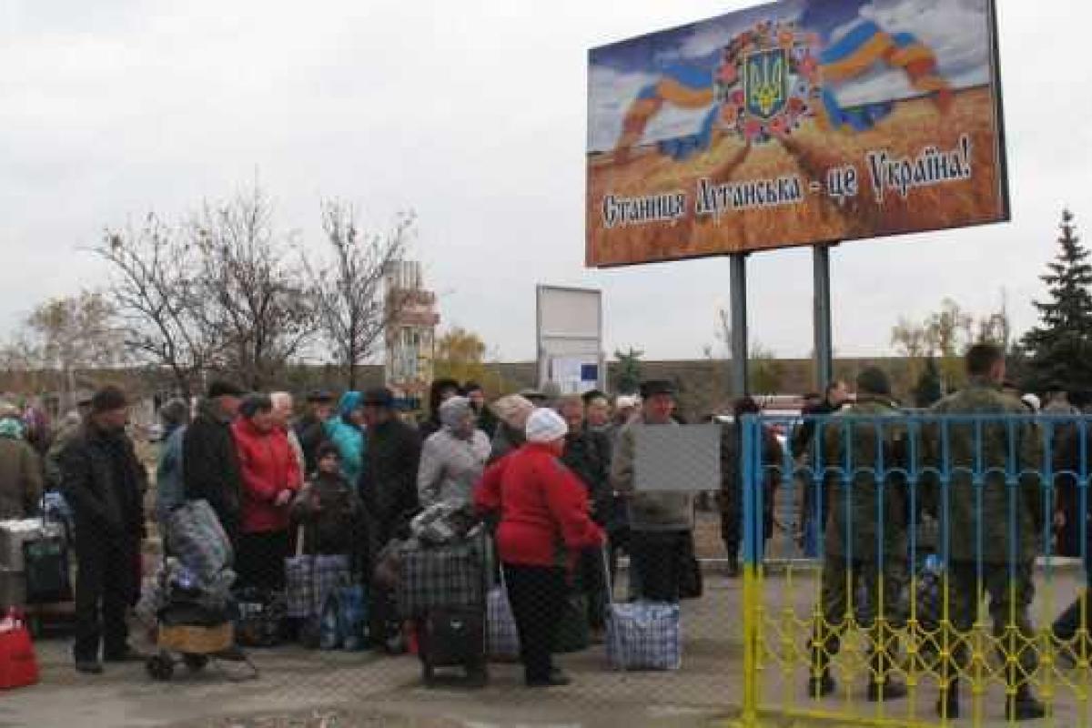 Военные отговорили губернатора Луганщины закрывать переход в Станице Луганской Военные отговорили губернатора Луганщины закрывать переход в Станице Луганской
