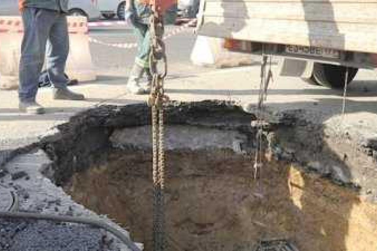 В Москве два автомобиля провалились в трехметровую яму на дороге