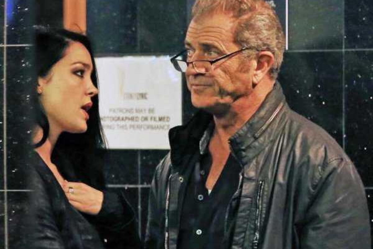 60-летний Мел Гибсон обручился с 24-летней возлюбленной 