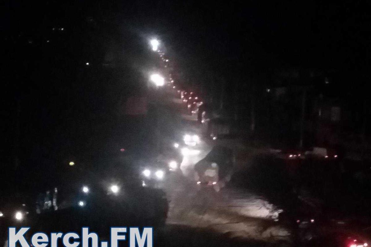 Через Керчь проехала колонна военной техники Через Керчь проехала колонна военной техники