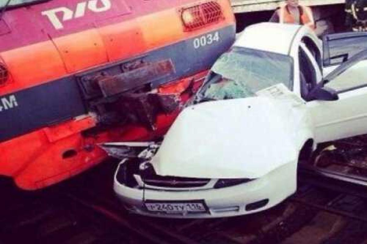 В Калифорнии пассажирский поезд протаранил заглохший на рельсах автомобиль