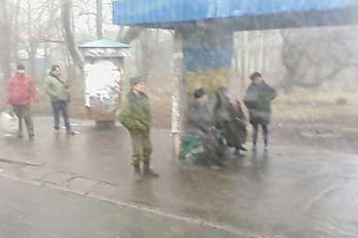 В Донецке боевика «ДНР» сфотографировали на фоне флага Украины В Донецке боевика «ДНР» сфотографировали на фоне флага Украины