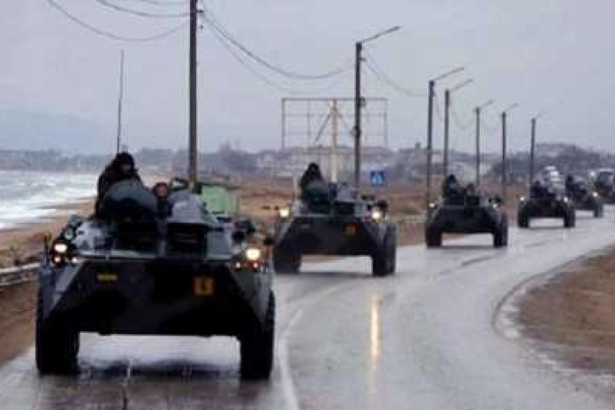 Колонна из 70-ти российских БТРов проследовала в направлении Феодосии Колонна из 70-ти российских БТРов проследовала в направлении Феодосии