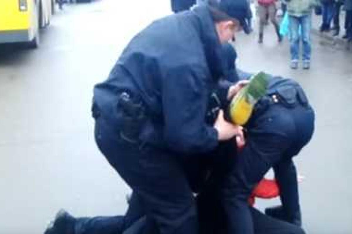 В Киеве мужчина покусал полицейского В Киеве мужчина покусал полицейского