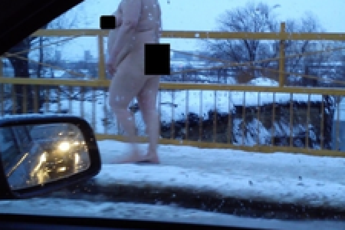 Разгуливающая по улицам российского Саратова голая женщина перепугала местных жителей