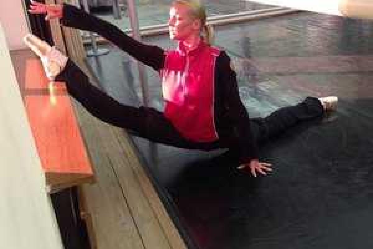 Анастасия Волочкова показала экстремальный шпагат Анастасия Волочкова показала экстремальный шпагат