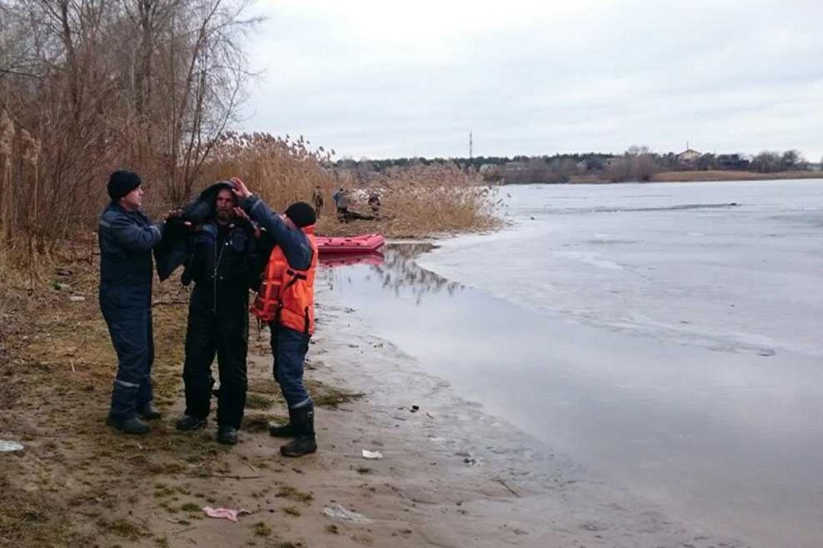 В Днепродзержинске на котловане спасли рыбака, который провалился под лед В Днепродзержинске на котловане спасли рыбака, который провалился под лед