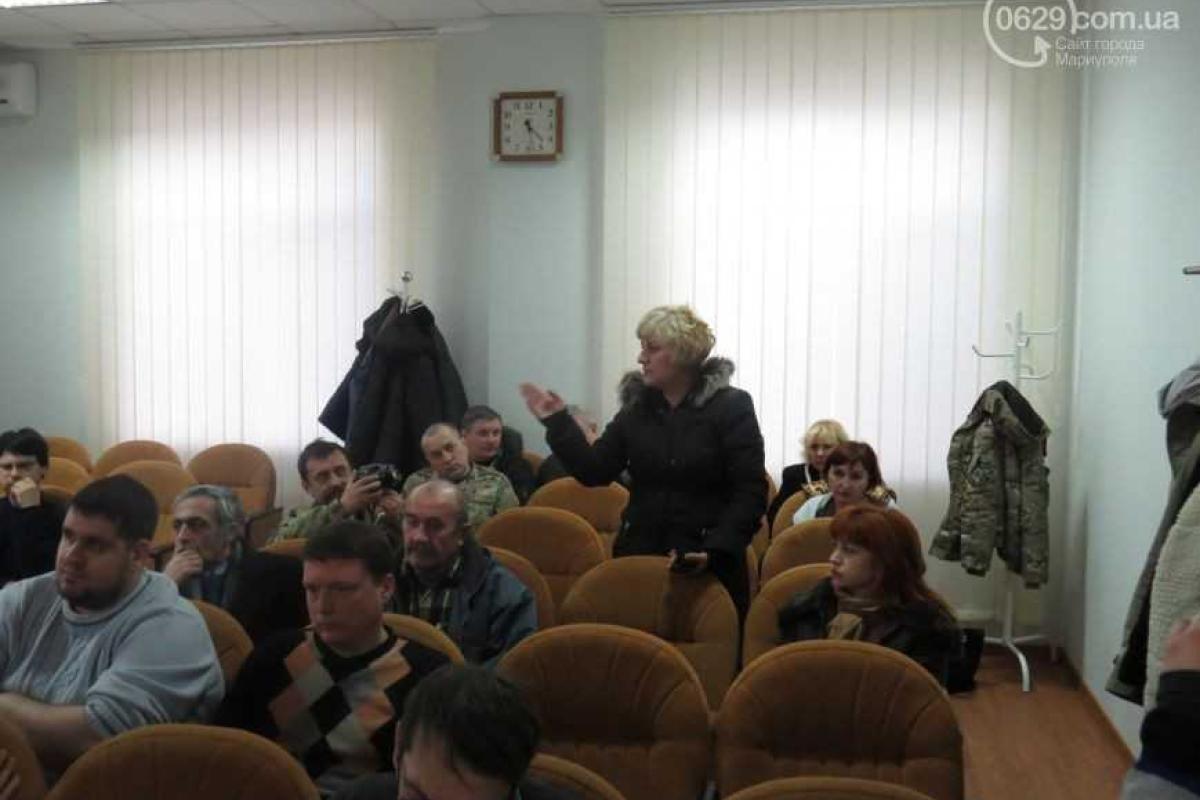 В поселке под Мариуполем неизвестные военные отняли у мирных жителей телефоны В поселке под Мариуполем неизвестные военные отняли у мирных жителей телефоны