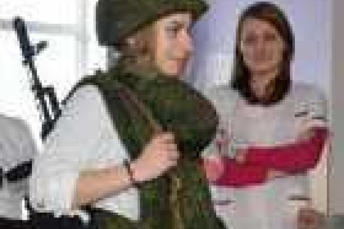 Студентов Горловского медколледжа учат разбирать и собирать автомат Студентов Горловского медколледжа учат разбирать и собирать автомат