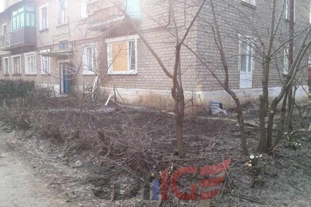 В результате обстрела Горловки поврежден многоквартирный дом В результате обстрела Горловки поврежден многоквартирный дом