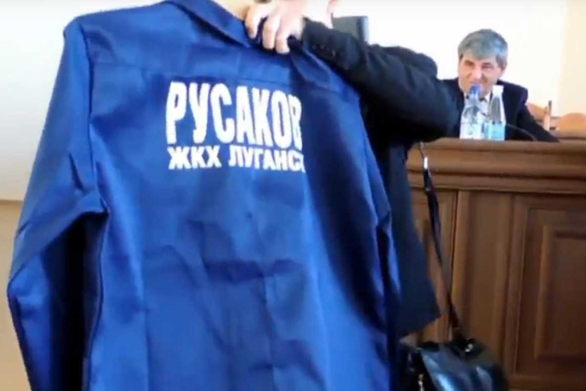 Луганские журналисты передали «робу» чиновнику из «ЛНР» Луганские журналисты передали «робу» чиновнику из «ЛНР»