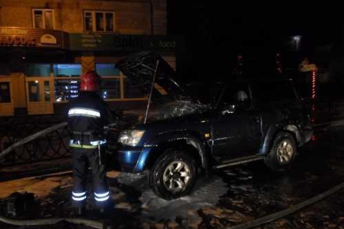 В Ровно пожарные тушили горящий внедорожник