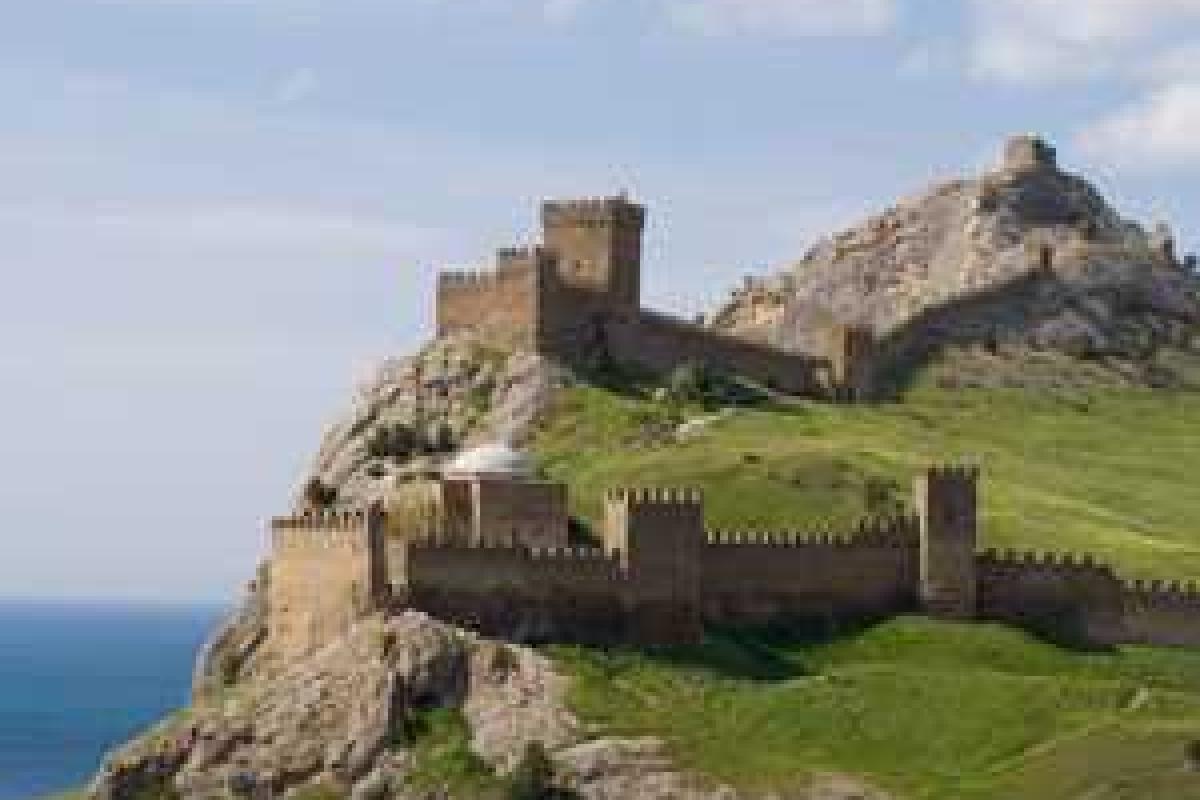 Экскурсии к Генуэзской крепости отменяются: в Судаке обрушился городской причал Экскурсии к Генуэзской крепости отменяются: в Судаке обрушился городской причал