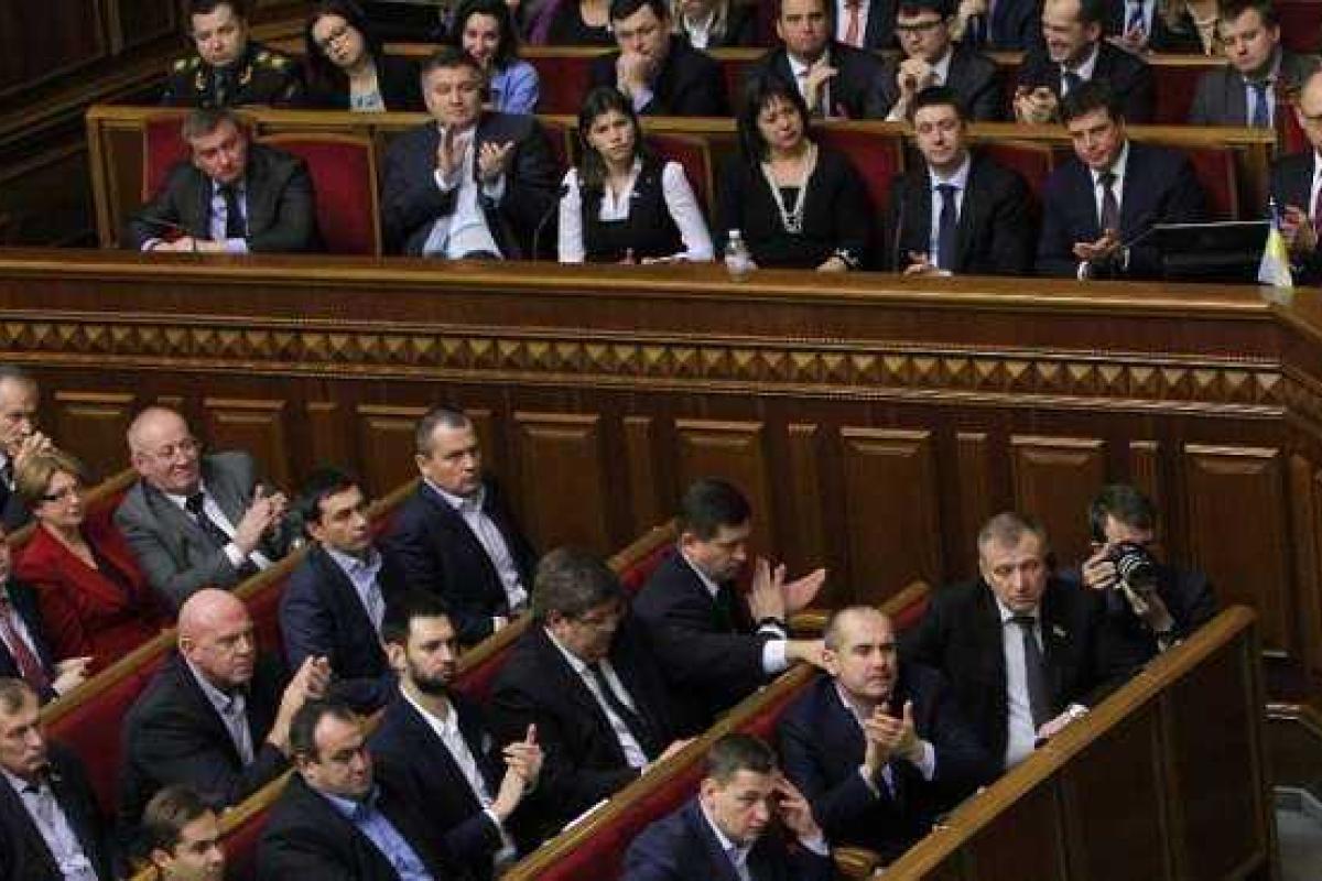 Блогер: Рада «под шумок» лишила украинцев безвизового режима с ЕС