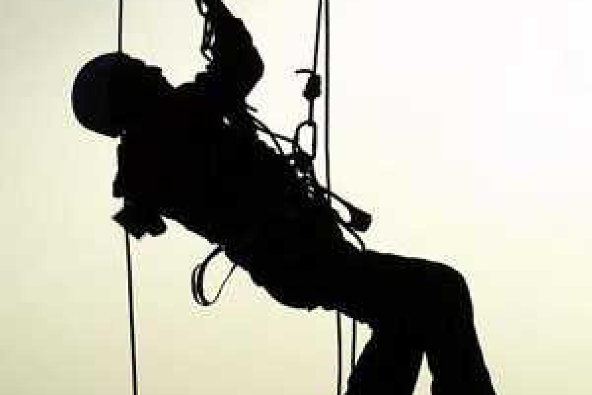 Жительница Подмосковья поссорилась с промышленным альпинистом и обрезала его веревку