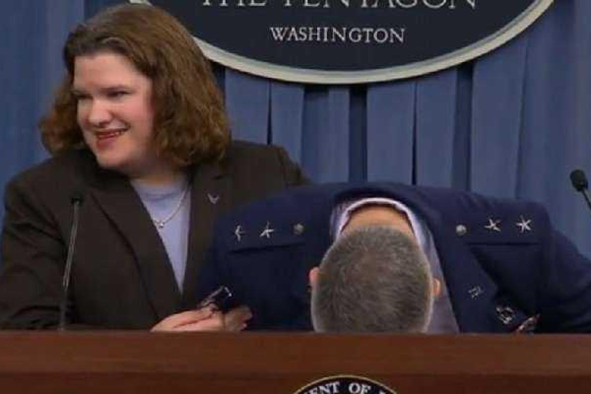 Американский генерал потерял сознание во время пресс-конференции