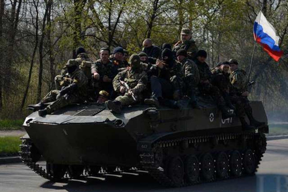 В Новоазовск прибыла российская колонна военной техники В Новоазовск прибыла российская колонна военной техники