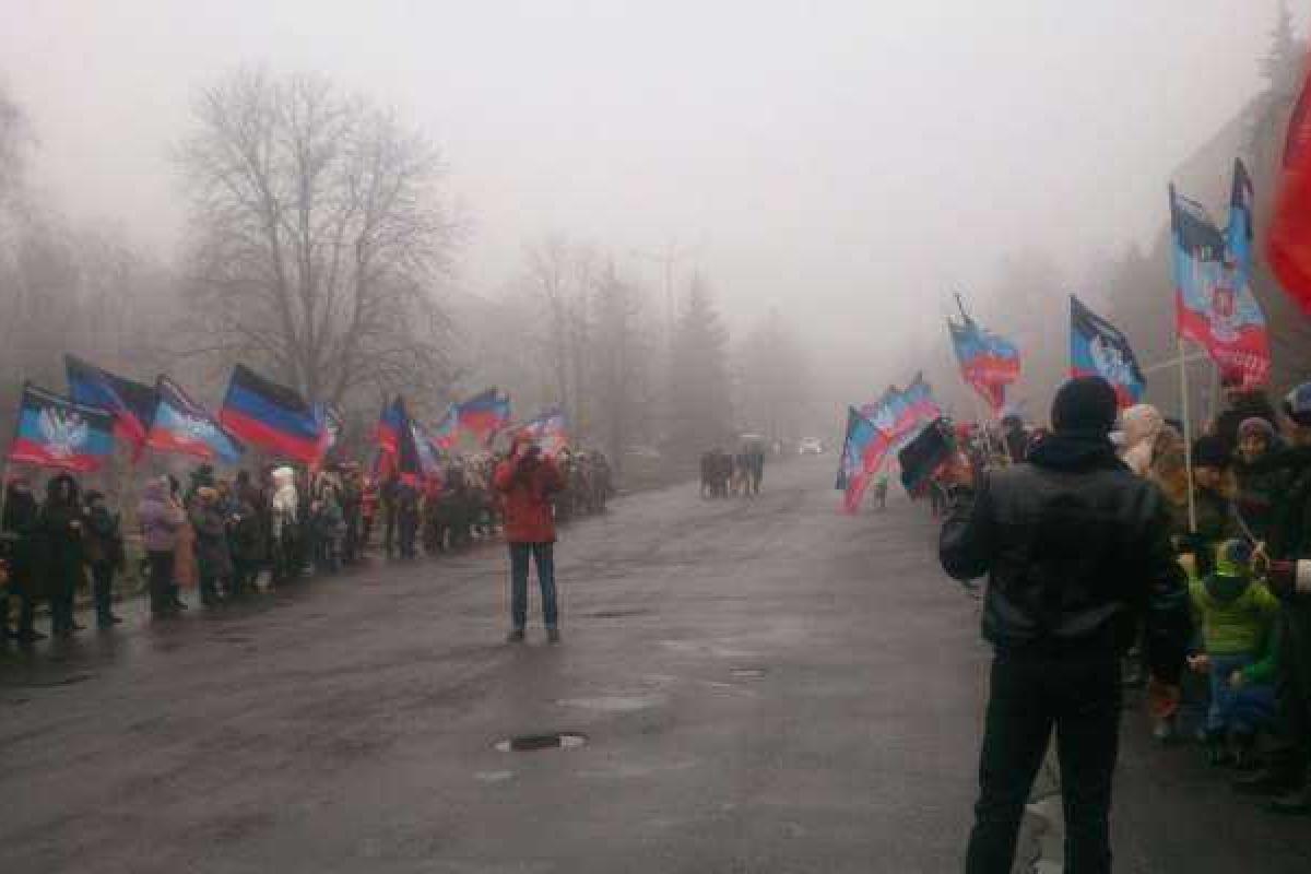 Как жители Дебальцево приветствовали приезд Захарченко Как жители Дебальцево приветствовали приезд Захарченко
