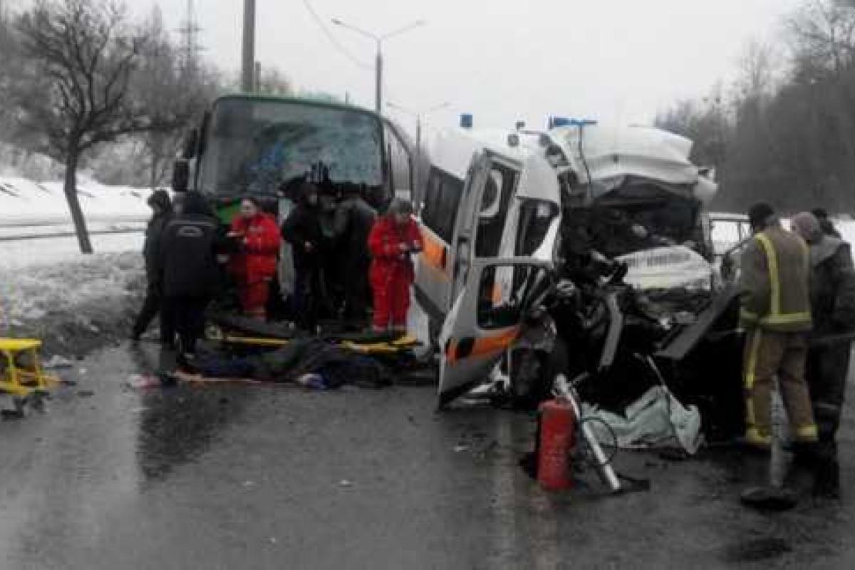 Смертельное ДТП в Харькове: скорая помощь столкнулась с автобусом Смертельное ДТП в Харькове: скорая помощь столкнулась с автобусом