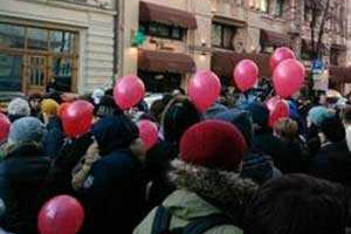 В Москве валютные ипотетчики окружили здание Центробанка России В Москве валютные ипотетчики окружили здание Центробанка России