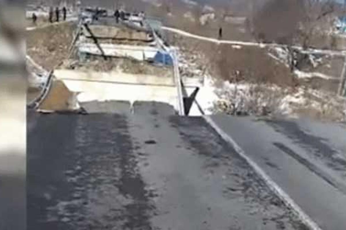 В России на трассе Владивосток-Находка рухнул автомобильный мост