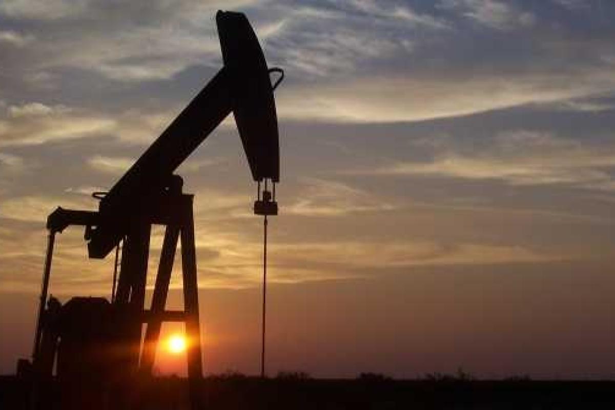 Цены на нефть на мировых рынках снижаются