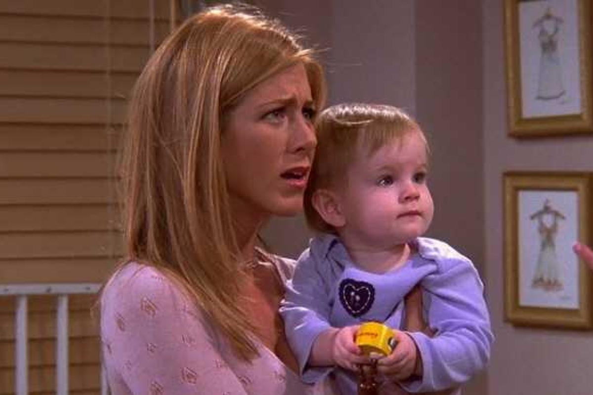 Дженнифер Энистон собирается взять ребенка из детского дома