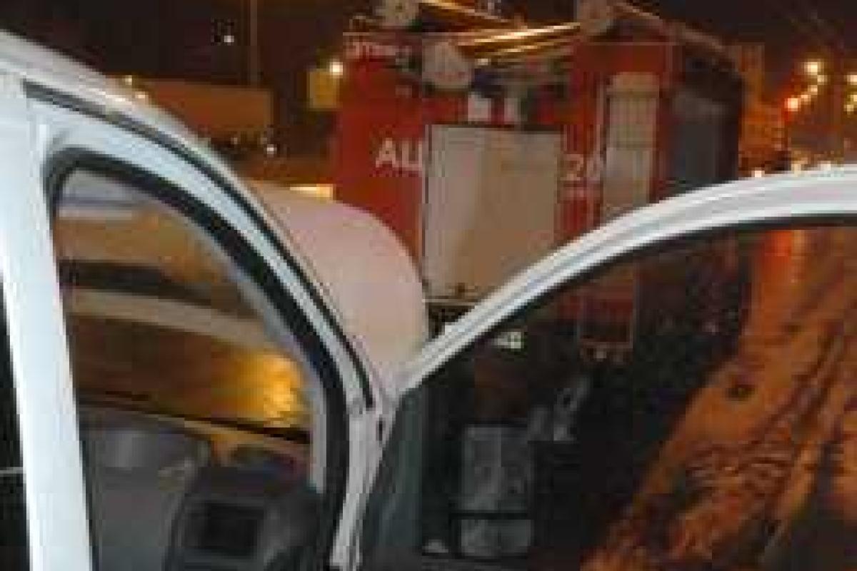 Столичные спасатели дважды за сутки ликвидировали пожары в частных автомобилях Столичные спасатели дважды за сутки ликвидировали пожары в частных автомобилях