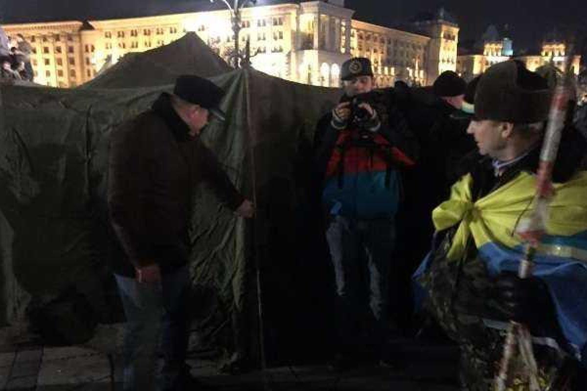 В Киеве на Майдане активисты установили большую армейскую палатку и собираются там ночевать В Киеве на Майдане активисты установили большую армейскую палатку и собираются там ночевать