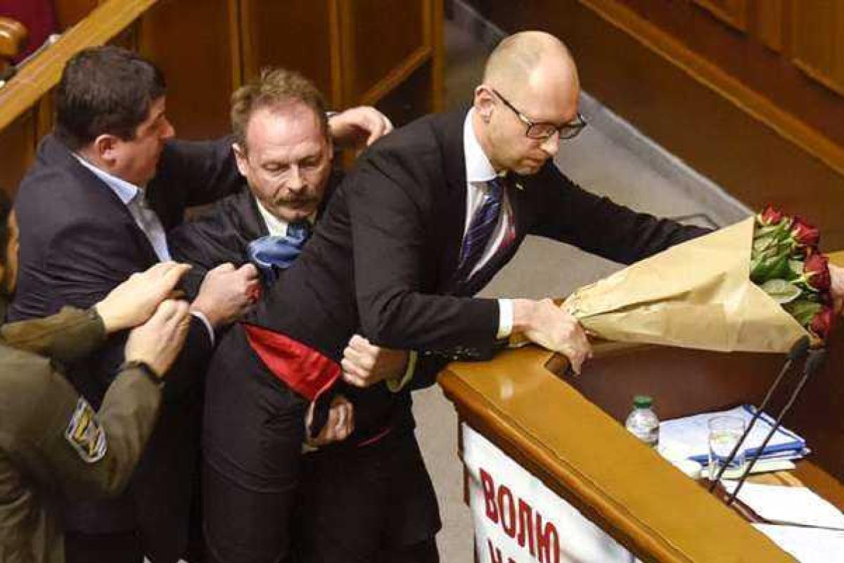 Коллеги поручили Барне еще раз вынести Яценюка из ВР «на бис»