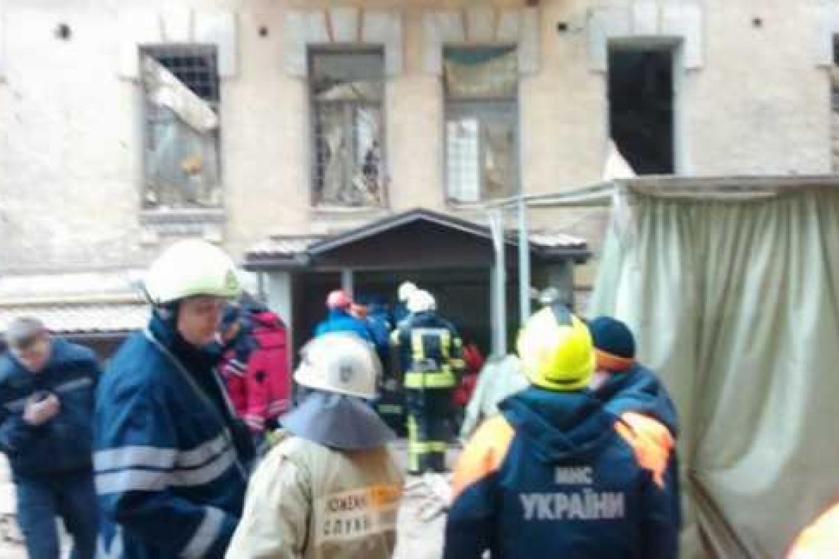 В Киеве из-под завалов дома извлекли двух человек, поиски людей продолжаются В Киеве из-под завалов дома извлекли двух человек, поиски людей продолжаются