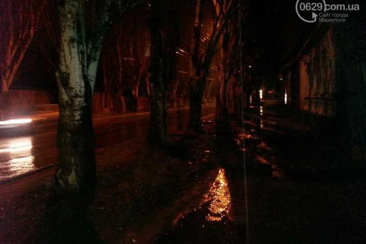 В Мариуполе черный автомобиль сбил двух женщин на пешеходном переходе В Мариуполе черный автомобиль сбил двух женщин на пешеходном переходе